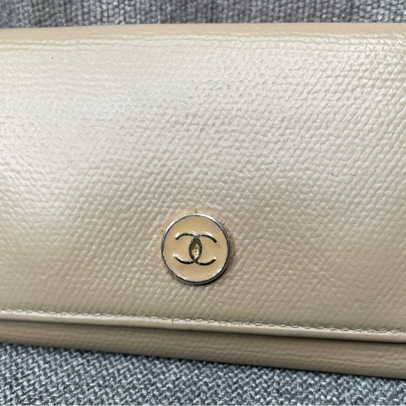 Gorgeous Chanel 6-Ring Keyholder in Excellent Condition! - Picture 9 of 12